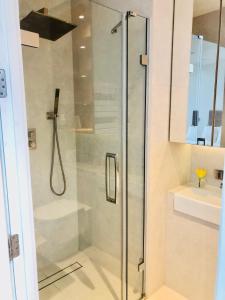 y baño con ducha de cristal y lavabo. en Luxury 2 bedroom apartment 20 min from central London, en Londres