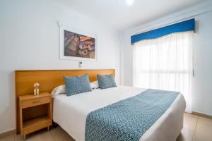 Postel nebo postele na pokoji v ubytování Hostal RR Feria by Beleret