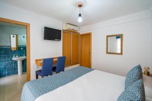 Postel nebo postele na pokoji v ubytování Hostal RR Feria by Beleret