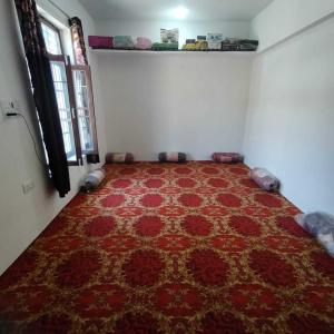 Habitación con alfombra roja en el suelo en POP Fareeda Homestay 
