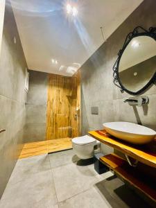 een badkamer met een wastafel en een toilet bij Infinity Suites in Fethiye