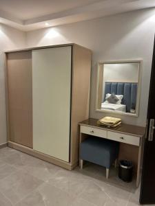 a dressing room with a desk and a mirror at غرفة وصالة فاخرة حي السلامة in Jeddah