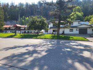 una strada vuota di fronte a una casa di Alpen Motel a Radium Hot Springs