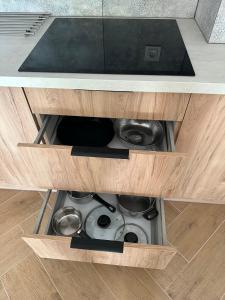 uma gaveta num armário de cozinha com um lavatório em Green Metropolis em Toruń