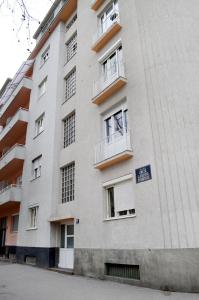 - un bâtiment blanc avec des balcons sur le côté dans l'établissement Cosy Studio Apartment 2, à Zagreb