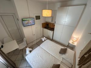 a small room with a bed and a kitchen at Valente Rooms Kythira in Kythira