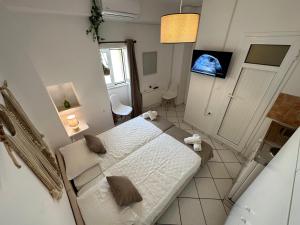 a small bedroom with a white bed in a room at Valente Rooms Kythira in Kythira