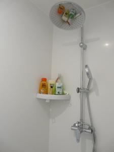 een badkamer met een douche en een plank aan de muur bij Appartement indépendant avec terrasse à 200m de la plage in Canet-en-Roussillon +5 foto's