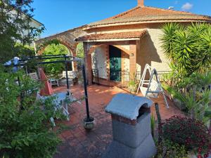 a house with a brick patio with a grill at Villa Paola appartamento completo in Ciminna