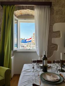 una mesa con copas de vino y una ventana en Castel Nonna Franka en Sutivan