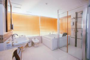 a bathroom with a sink and a tub and a toilet at Darling Harbour Residence - South Pattaya in Pattaya South +41 photos