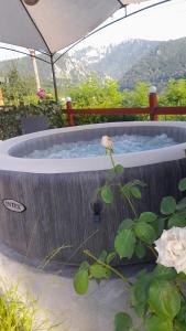 Nespecifikovaný výhled na hory nebo výhled na hory při pohledu z chaty