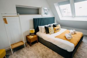 Postel nebo postele na pokoji v ubytování 3 Bedroom Holiday Home by beach in Newquay + 37 fotografií
