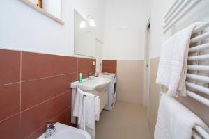 un piccolo bagno con lavandino e WC di LA CASETTA DEI RICORDI ad Agerola