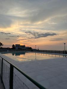 - une vue sur un terrain de volley-ball sur la plage dans l'établissement Villa vista mare, à Santo Spirito