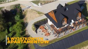una vista aérea de una casa con solárium en Krościenko Grywałd Czorsztyn Apartamenty Frysiówka, en Grywałd