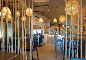 un restaurante con mesa y sillas y un bar en Rooms at Haslar Marina en Gosport