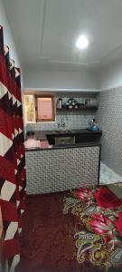 eine Küche mit einer Theke und einer Arbeitsplatte in der Unterkunft THE CLOVER Home Stay in Srinagar
