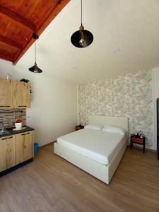 sypialnia z dużym białym łóżkiem w pokoju w obiekcie IL Fagio rooms w mieście Margherita di Savoia