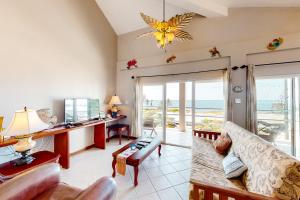 sala de estar con vistas al océano en Suite E301 Mara Laguna, en San Pedro