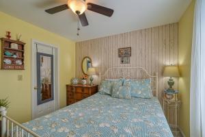 - une chambre avec un lit et un ventilateur de plafond dans l'établissement Bella Vista, à Glenora