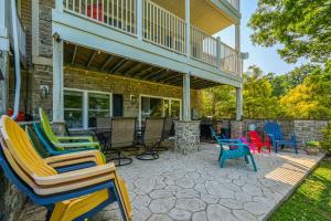une terrasse avec des chaises colorées dans une maison dans l'établissement Bella Vista, à Glenora