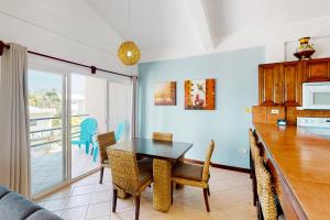 Una cocina y un comedor con mesa y sillas. en Mara Laguna I301, en San Pedro