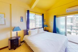 Un dormitorio con una cama blanca y una ventana. en Mara Laguna I301, en San Pedro 42 fotos más