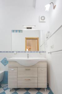 コンカ・デイ・マリーニにあるVilla Lenaのバスルーム(洗面台、鏡付)