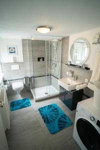 a bathroom with a shower and a sink at Barockes Refugium I 10 Minuten zum Europa-Park in Ettenheim