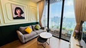 un soggiorno con divano e una grande finestra di NanaHousing-Vinhomes Skylake-Luxury Apartment near Keangnam a Hanoi
