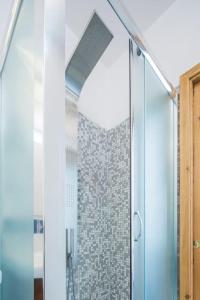 コンカ・デイ・マリーニにあるVilla Lenaのバスルーム(ガラスドア付きのシャワー付)