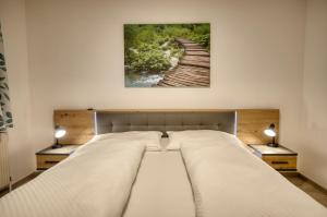 uma cama num quarto com duas lâmpadas nas mesas em Haus Oberautal em Achenkirch