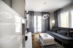 un soggiorno con divano in pelle nera di AboutArtApartments - Twin Towers a Breslavia
