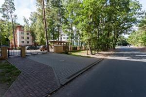 an empty street with trees and a fence at Apartamenty Villa Park by Renters in Świnoujście