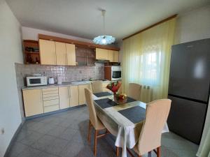 Kuchyň nebo kuchyňský kout v ubytování Peaceful apartment for a Happy Family