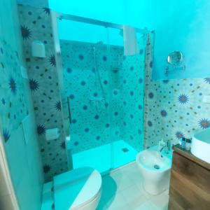bagno blu con servizi igienici e lavandino di Bed and Breakfast Dolce Noemi a Reggio di Calabria