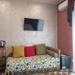 Camera con letto e TV a parete. di Bed and Breakfast Dolce Noemi a Reggio di Calabria