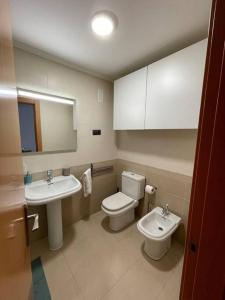 uma casa de banho com um WC e um lavatório em Ostende Beach View apartment em Castro-Urdiales