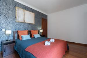- une chambre avec un lit et 2 serviettes dans l'établissement Spacious Duplex House - Jacuzzi & Terrace, à Porto