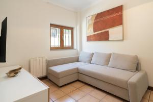 - un salon avec un canapé et une table dans l'établissement Spacious Duplex House - Jacuzzi & Terrace, à Porto
