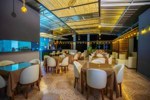 - un restaurant avec des tables et des chaises dans une salle dans l'établissement GOYA HOTEL, à Jaén