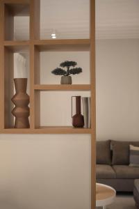 uma prateleira com um bonsai na sala de estar em Villa Methexis em Arménoi
