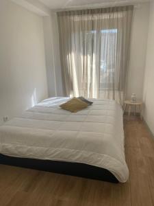 un letto grande in una camera da letto con finestra di Casa dos Arcos a Vila do Conde