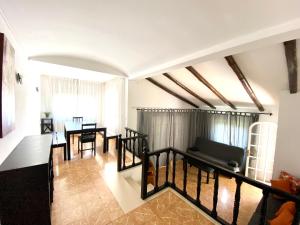 萊斯卡拉的住宿－La Casita，客厅配有沙发和桌子