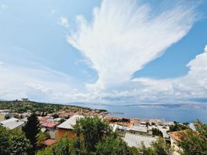 einen Blick auf eine Stadt mit dem Meer im Hintergrund in der Unterkunft Guest House Sombrero 2 in Senj