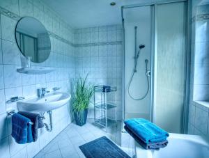阿亨基希的住宿－Haus Oberautal，带浴缸、水槽和淋浴的浴室