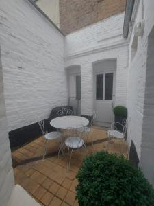 une terrasse avec une table et des chaises. dans l'établissement Maison avec 4 chambres au centre de st Valéry, à Saint-Valery-sur-Somme