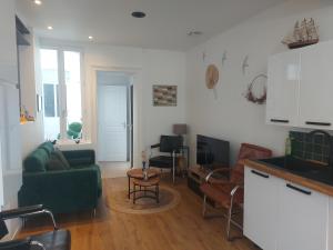 Televízia a/alebo spoločenská miestnosť v ubytovaní Maison avec 4 chambres au centre de st Valéry