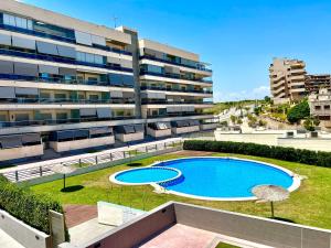 un grand immeuble avec une grande piscine dans l'établissement 11 Arenales del sol Beach y piscina, à Arenales del Sol